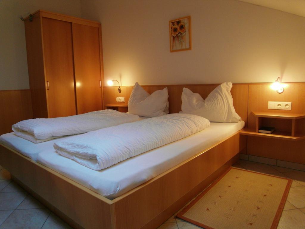 Weinhotel Kirchenwirt Gols Zimmer foto